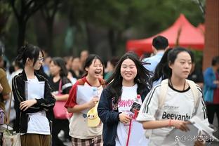 一流专业球场！退钱哥现身海港主场：大意了没穿秋裤，上海太冷